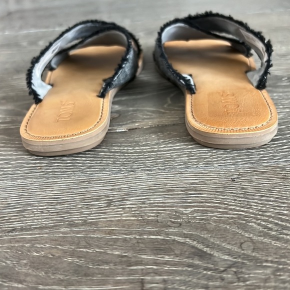 Tom’s Viv Criss cross slide. Size 7W - Picture 2 of 5